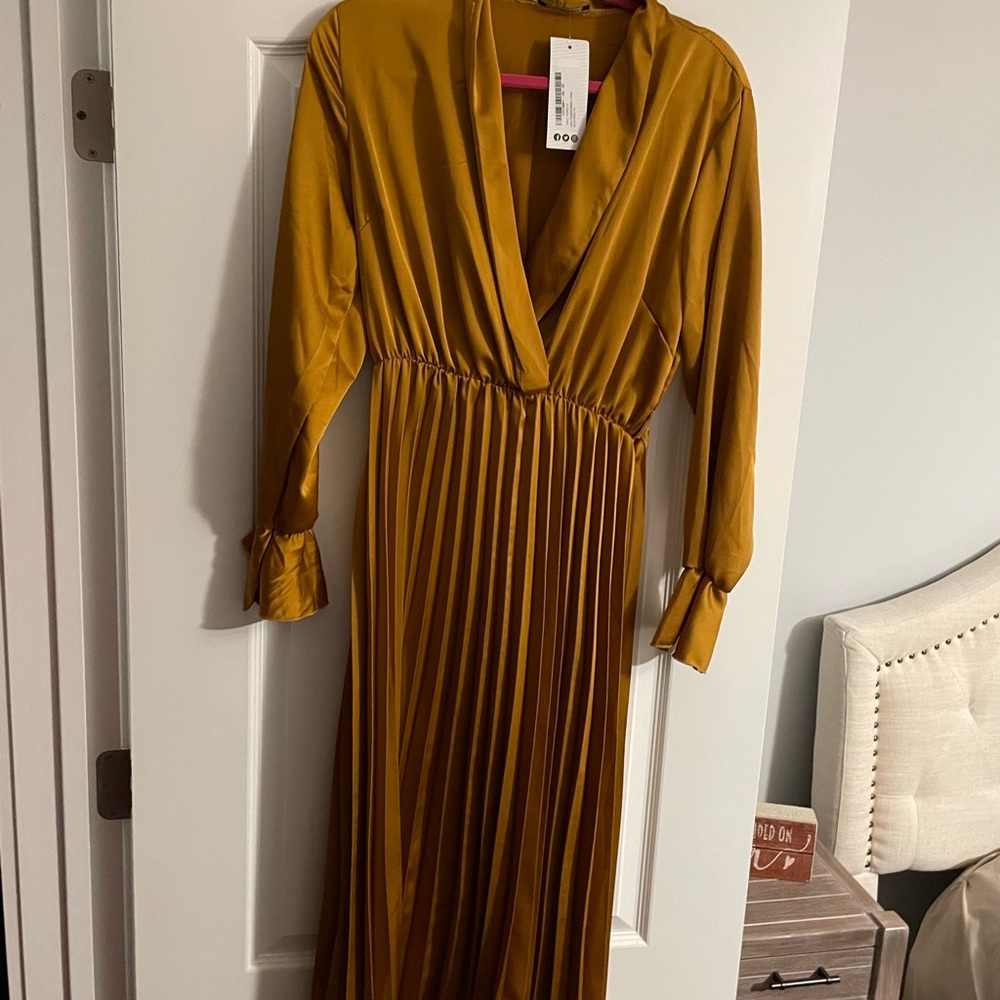BOOHOO mustard color dress to your shin